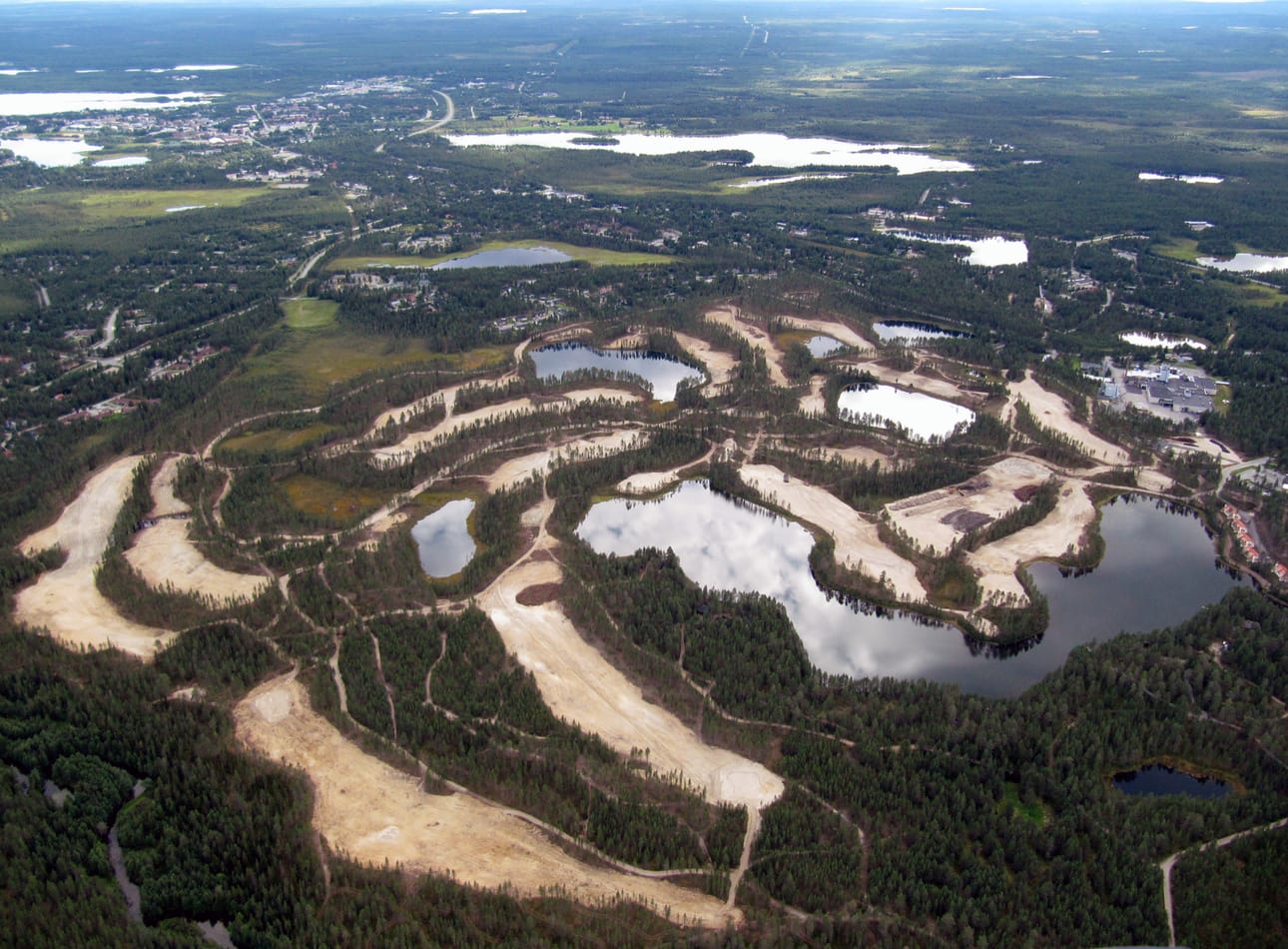 Petäjälammen väylät hahmottuvat hyvää vauhtia. Toisin kuin kuvassa, nyt kentän harjoitusrangella jo vihertää.