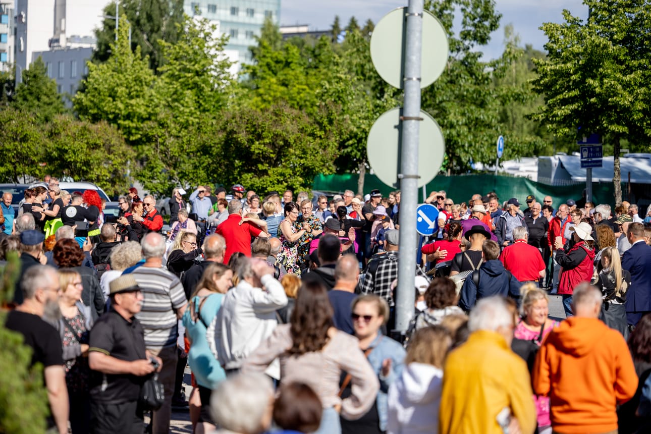 Seinäjoen ydinkeskusta täyttyi ihmisistä Tangomarkkinoiden avajaiskulkueen aikana.