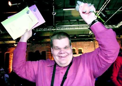 Raahelaistuuletus. Laiskassa miehen työnjohtaja Matti Joensuu oli noutamassa sivuosapalkintoaan Tampereella: "Meillä kuuttilaisilla oli taktiikka kuin Suomen hiihto-joukkueella. Kävi vähän paremmin; kolmea voittoa lähdetiin hakemaan ja kaksi tuli."