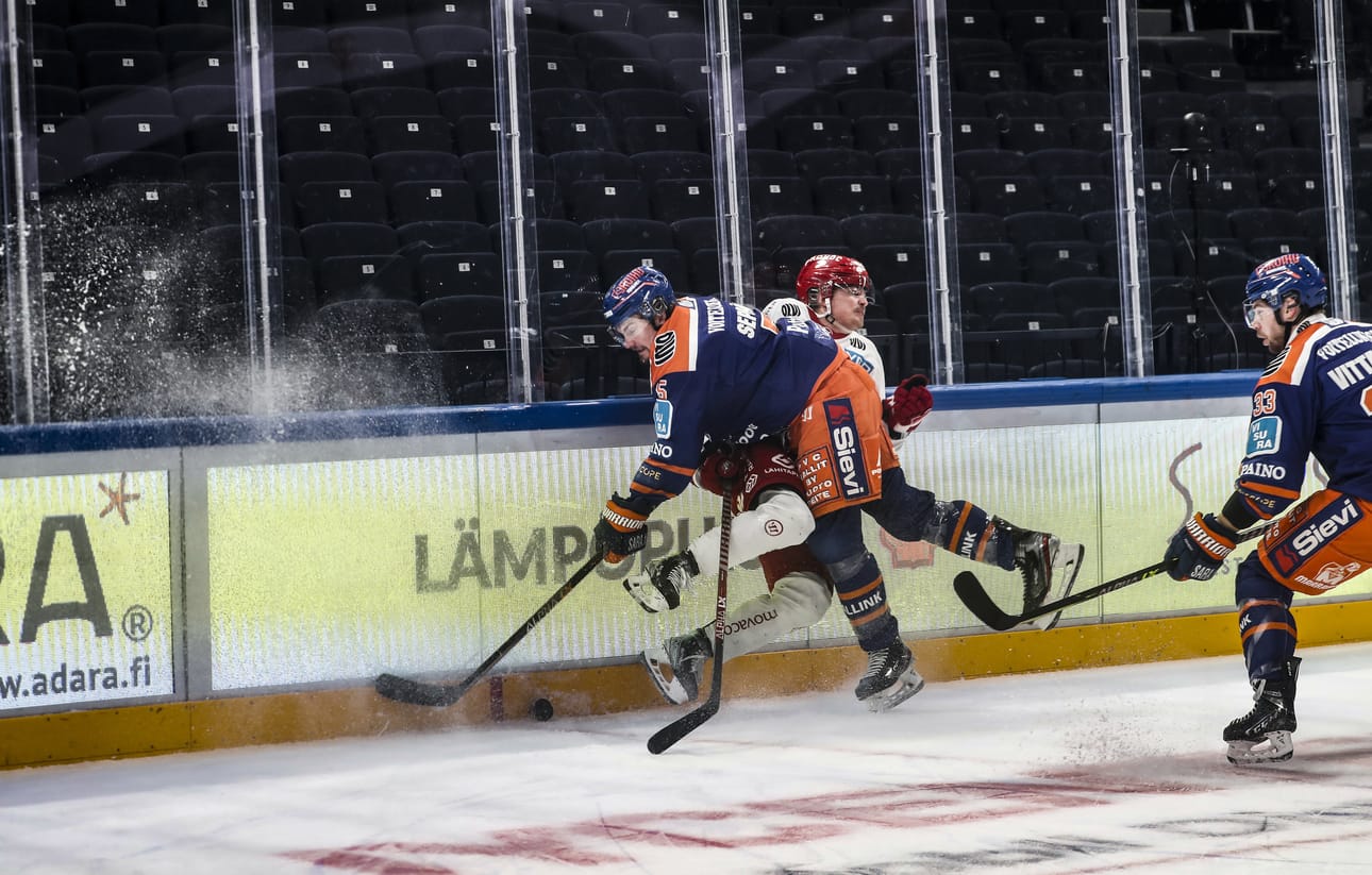 Mikael Seppälä pysäytti Teemu Väyrysen.