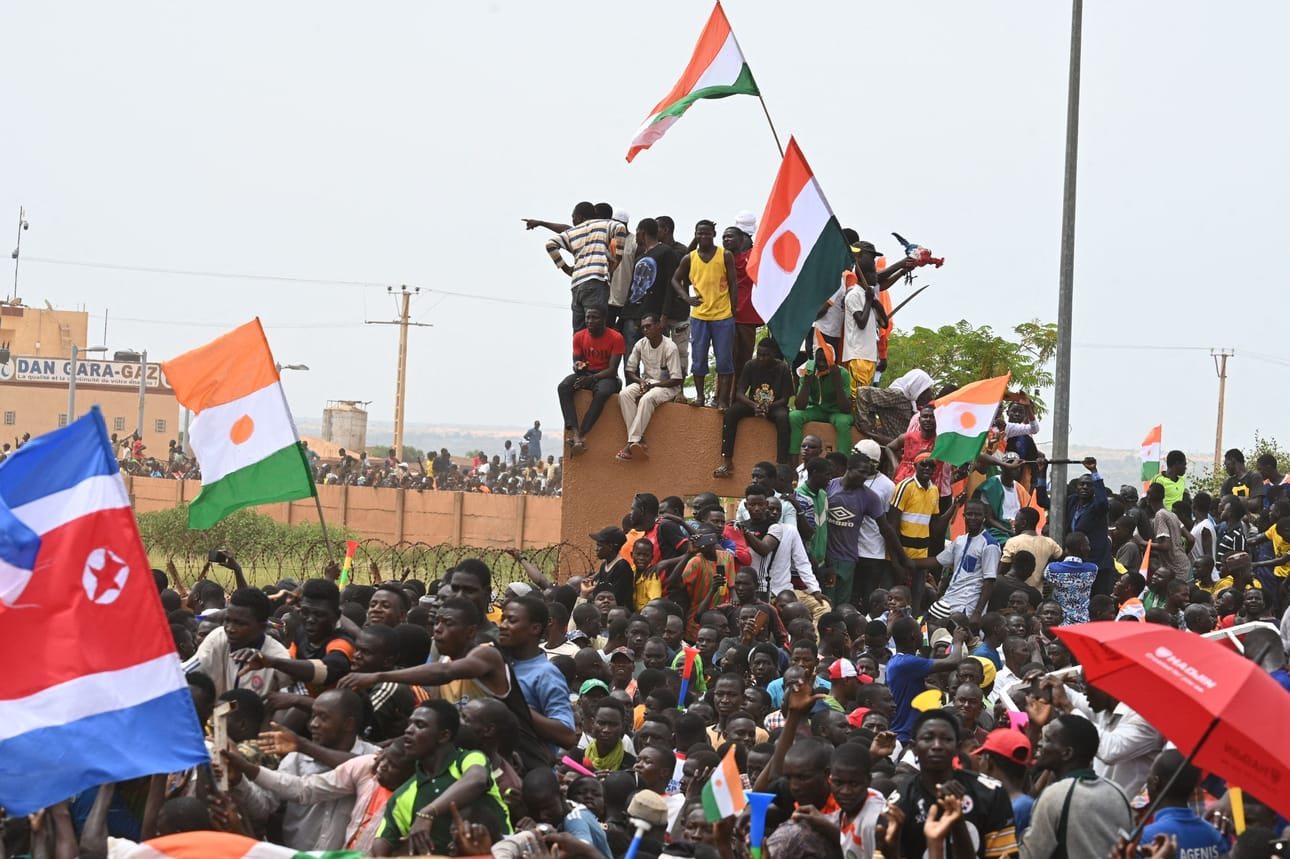 Nigerissä tuhannet mielenosoittajat ovat vaatineet jälleen entistä siirtomaaisäntää Ranskaa vetämään joukkonsa maasta. LEHTIKUVA/AFP