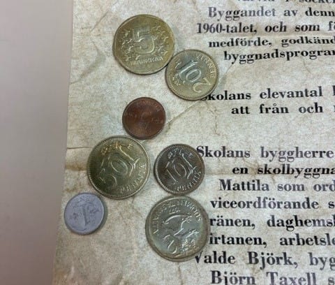 Aikakapseliin oli sujautettu paikallislehtiä, maakuntalehti ja kolikoita.
