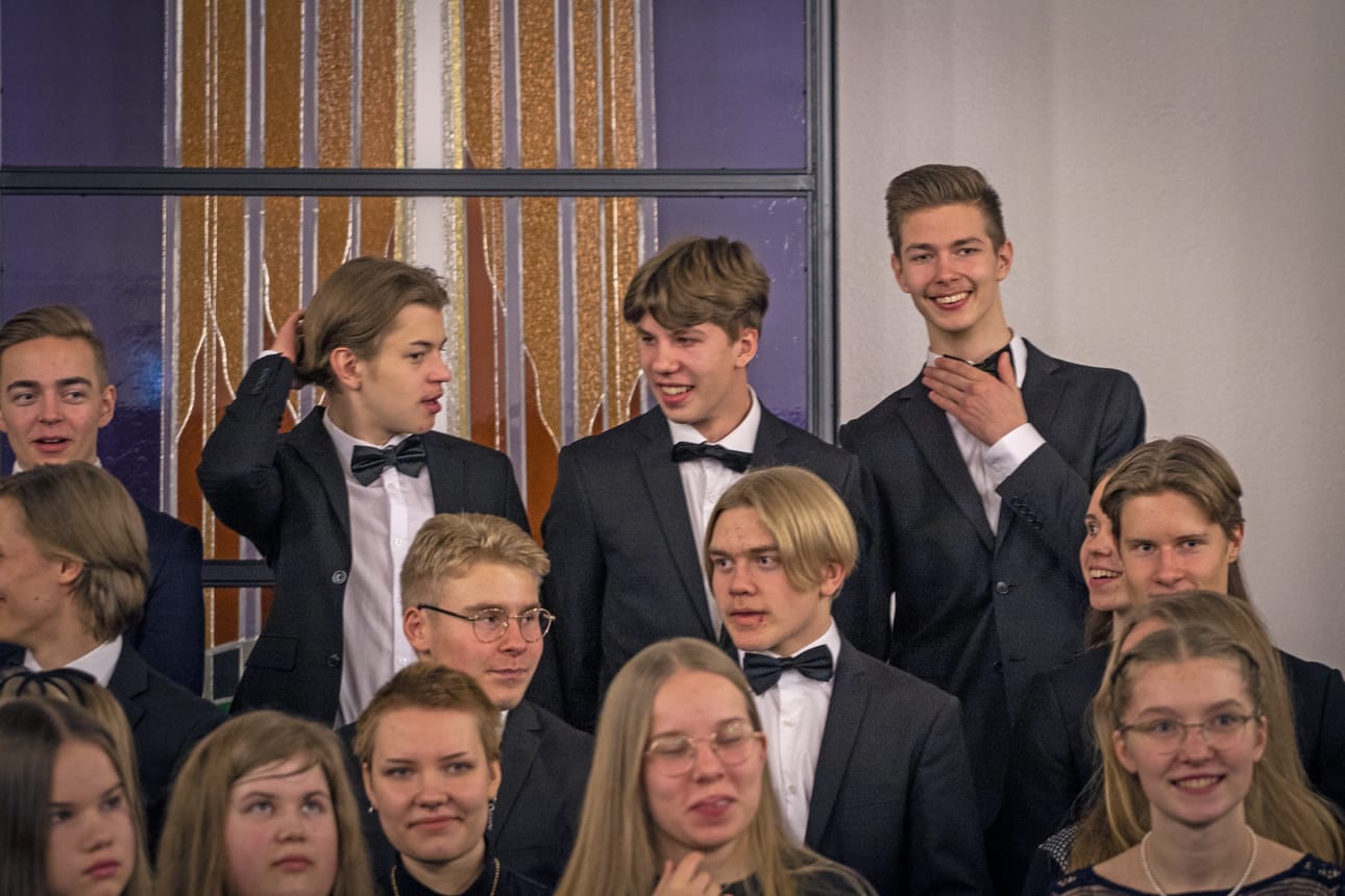 Kempeleen lukion kuorossa on hyvä yhteishenki.