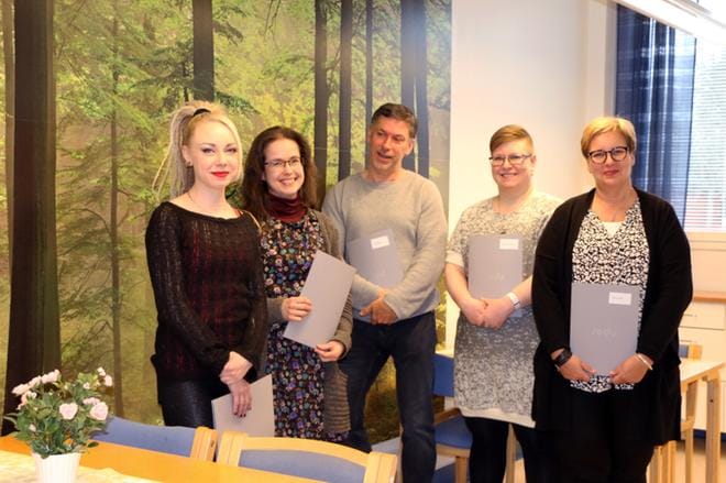 Heli Rikala, Minna Leppäaho–Kotimäki, Marco Forss, Sanna-Maria Hiltunen ja Elina Mikkonen saivat tutkintotodistuksensa maanantaina. KUVA: KRISTA LAURILA