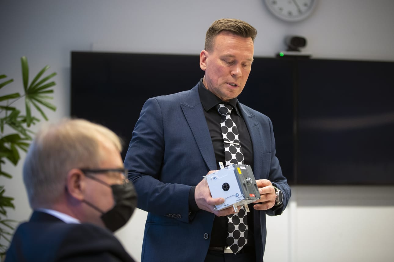 Smart Power -yksikön johtaja Tero Talvitie pitelee kädessään ABB:n OTDC-kytkintä. Talvitie ja toimitusjohtaja Pekka Tiitinen esittelivät uutta innovaatiota torstaina Vaasassa.