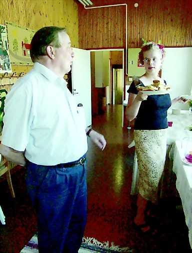Koulu uusiokäytössä . Nivan kyläkoulun entinen opettaja Seppo Ojala on hyvillään siitä, että lakkautettu koulu elää uudessa käytössä, matkailuyrityksenä. Matkailijoita palvelee muiden muassa Suvi Heikkinen.