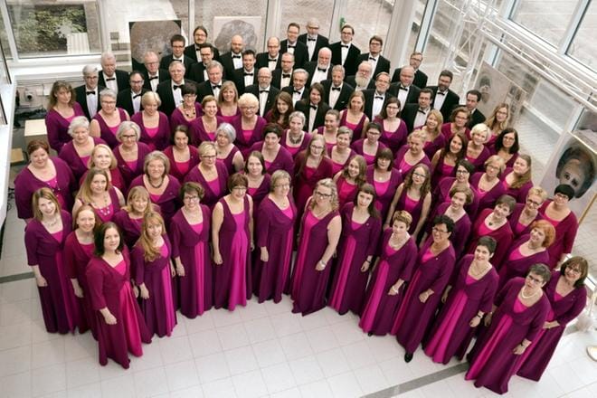 Tampereen filharmoninen kuoro on esittänyt Stabat materin kerran aiemminkin. Kuoron puheenjohtajan Matti Salmenkankaan mielestä teos on vaativa, mutta sitä on hyvin antoisaa laulaa. – Siinä on hienoja värejä ja sävyjä. KUVA: TIINA AHOVAINIO