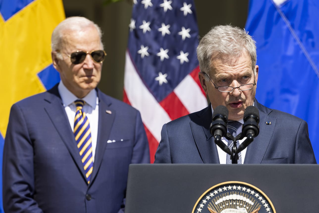 Sauli Niinistö kertoi Washingtonin-vierailullaan, että hän on valmis itse selvittämään Turkin huolia Suomen ja Ruotsin Nato-jäsenyyksien suhteen. Taustalla Yhdysvaltain presidentti Joe Biden.