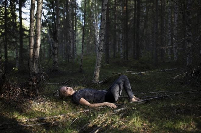 Piia asuu Skattungbyn kylässä vanhassa puutalossa. Hän käy usein meditoimassa lähimetsässä. KUVA: MARIA MÄKI