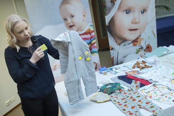 Kelan etuuspäällikön Johanna Aholaisen mukaan 95 prosenttia kaikista ensisynnyttäjistä vastaanottaa äitiyspakkauksen edelleen. KUVA: MAURI RATILAINEN