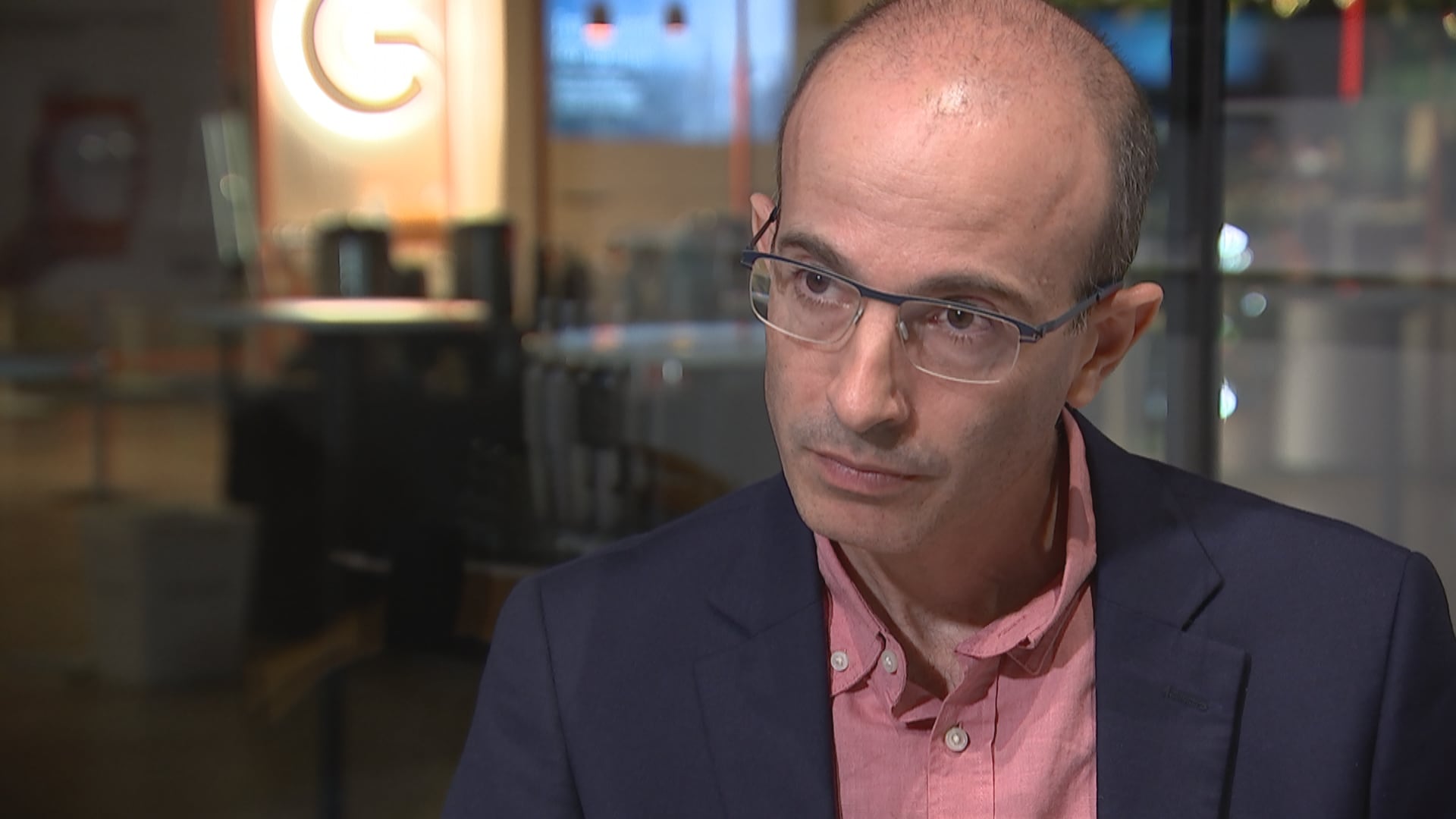 Suomessa vieraillut historioitsija-kirjailija Yuval Noah Harari uskoo teknologiaan ilmastonmuutoksen torjunnassa