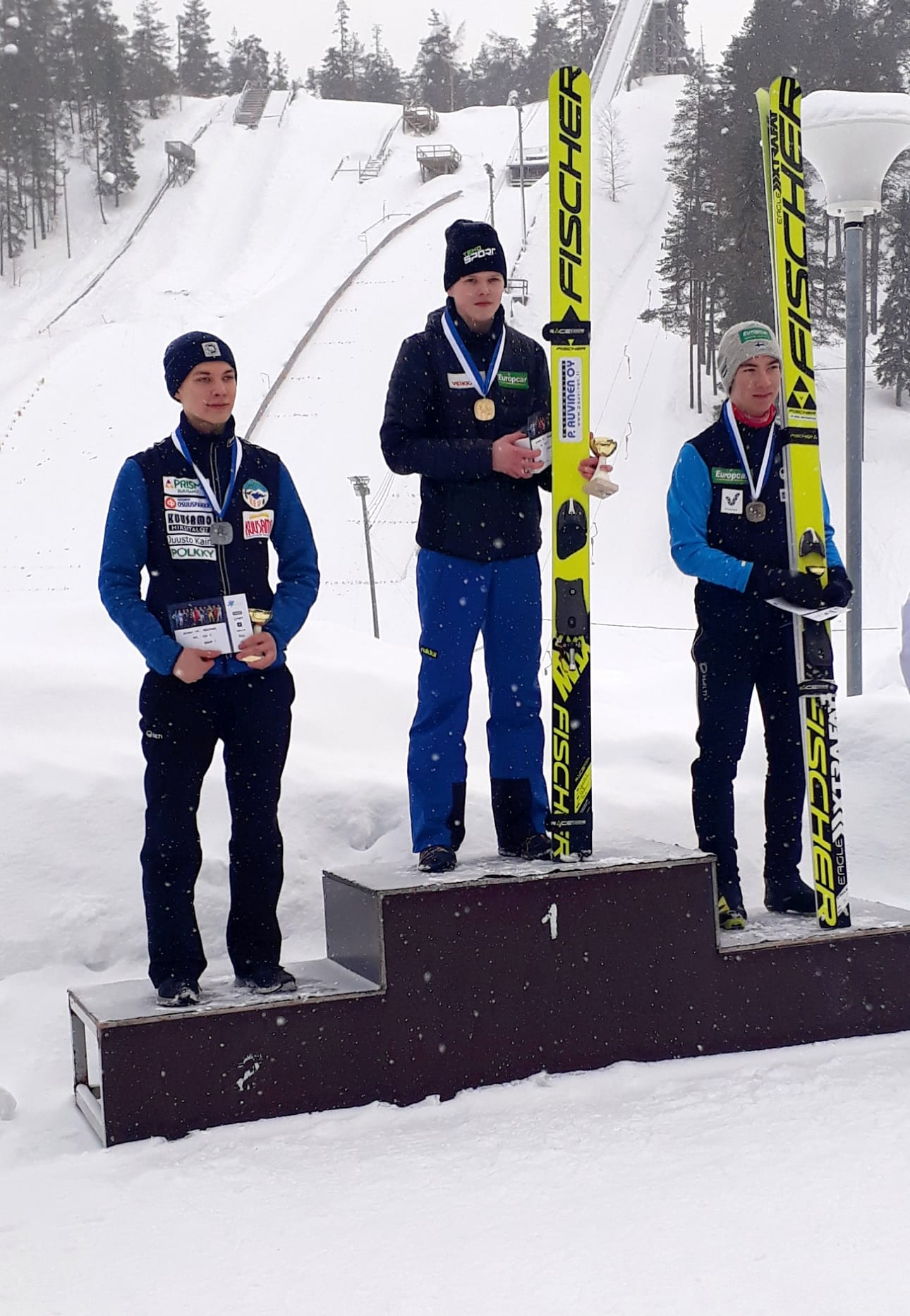 18-vuotiaiden mäkihypyn mitalikolmikko: voittaja Mico Ahonen, hopeaa Jonne Veteläinen ja pronssia Otto Niittykoski.