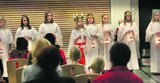 Lucian päivänä. Maikkulan Lucia-neidot toivat tiistaina kulkueen koululta monitoimitalon saliin.