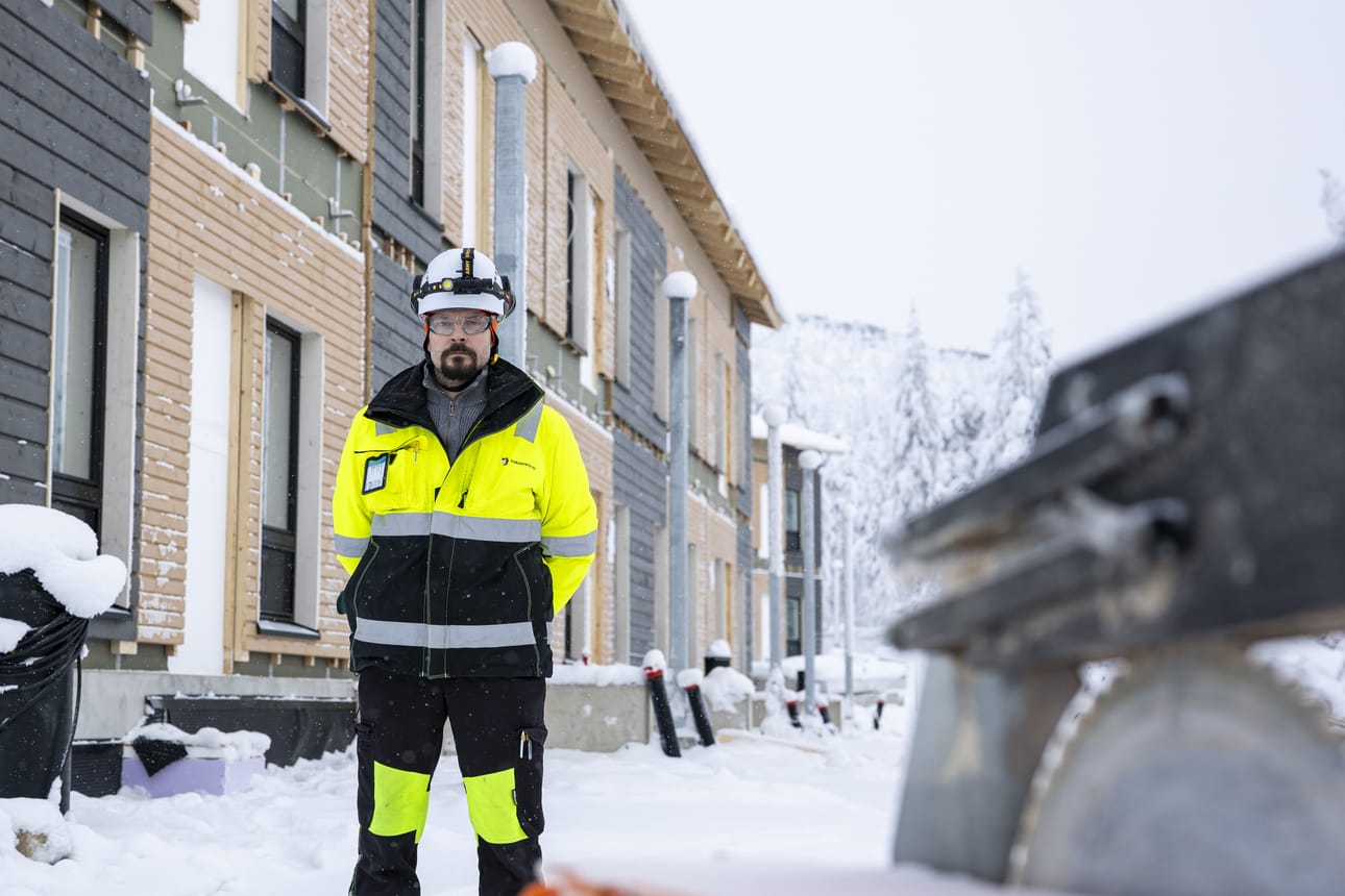 Vastaava työnjohtaja Joonas Kämäräinen Europinnalta esitteli Palsapolku 3:n luhtitalojen edistymistä.