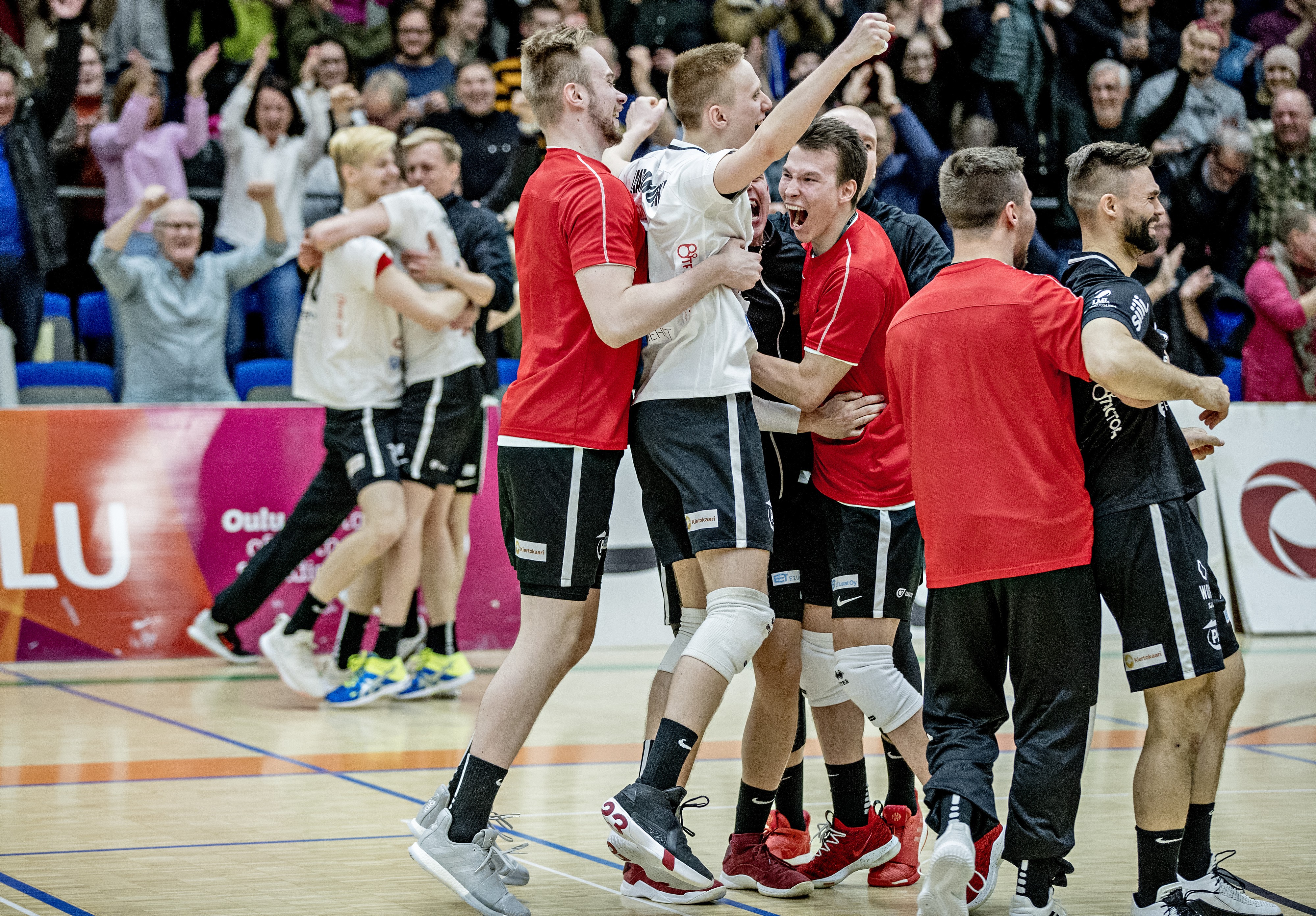 Riemu pääsi valloilleen Ettan leirissä sen jälkeen, kun Joonas Jokela tinttasi pallon lattiaan ja varmisti joukkueelle paikan miesten lentopalloliigan finaaleissa.
