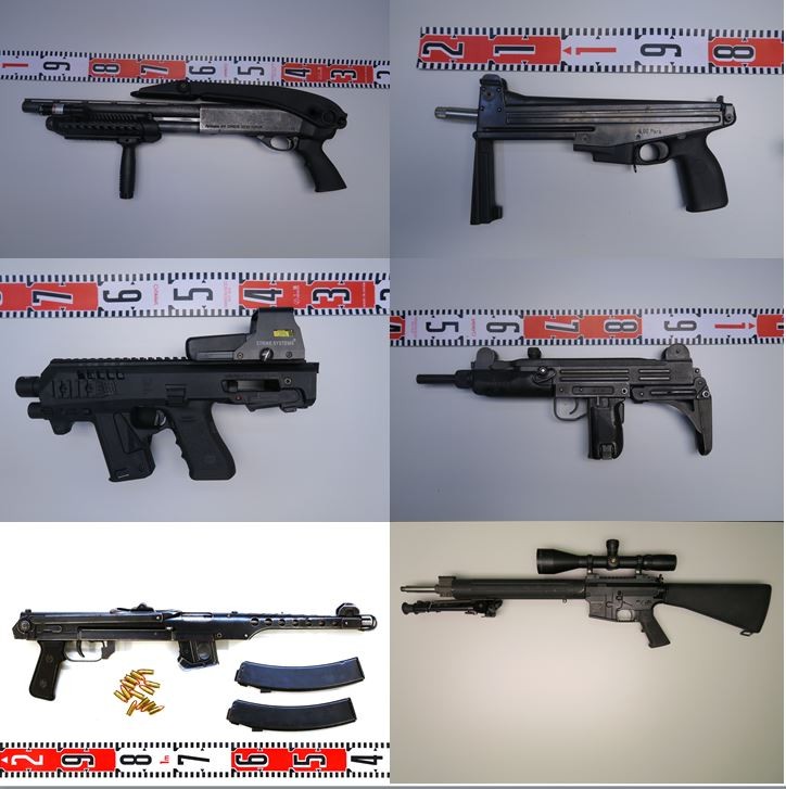 Helsingin käräjäoikeus tuomitsi huhtikuun alussa 16 henkilöä vankeusrangaistuksiin liittyen United Brotherhoodin laajaan huume-, ase- ja kiristysjuttuun. Kuvassa poliisin jengitiloista takavarikoimia aseita.