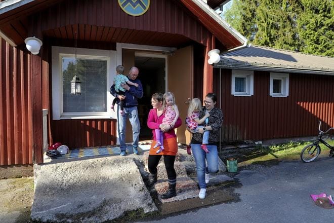 Aurinko paistaa kylätalolle. Erkki Hautalahti ja Valma Helander, Hanna Helander ja Armi Helander sekä Tarja Latva-Käyrä ja Rauha Kupari lähtivät ulos.