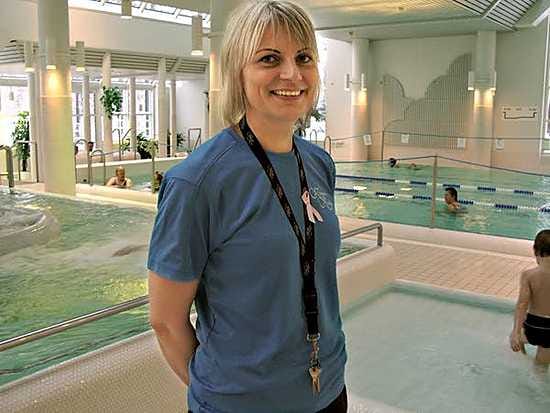 Seija Falckilla on kesäisen lämmin työympäristö Kiannon Kuohujen uintiohjaajana. Kylpylä viettää koko viikon 20-vuotisjuhlia, jotka huipentuvat lauantaina.