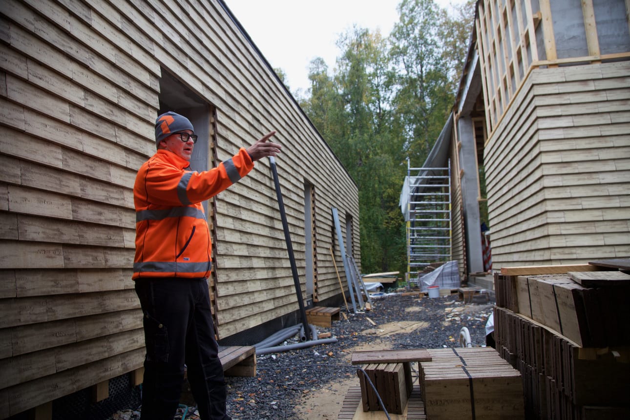 Kimmo Illikaisen perheen Hjemma-talon ulko- ja pihatyöt täytyy saada valmiiksi ennen talvea asuntomessujen vuoksi. Ensi keväänä ei ole kuin muutama viikko aikaa tehdä ulkona viimeistelytöitä, ennen kuin pitää olla valmista messuja varten. Kuva: Teppo Kuittinen