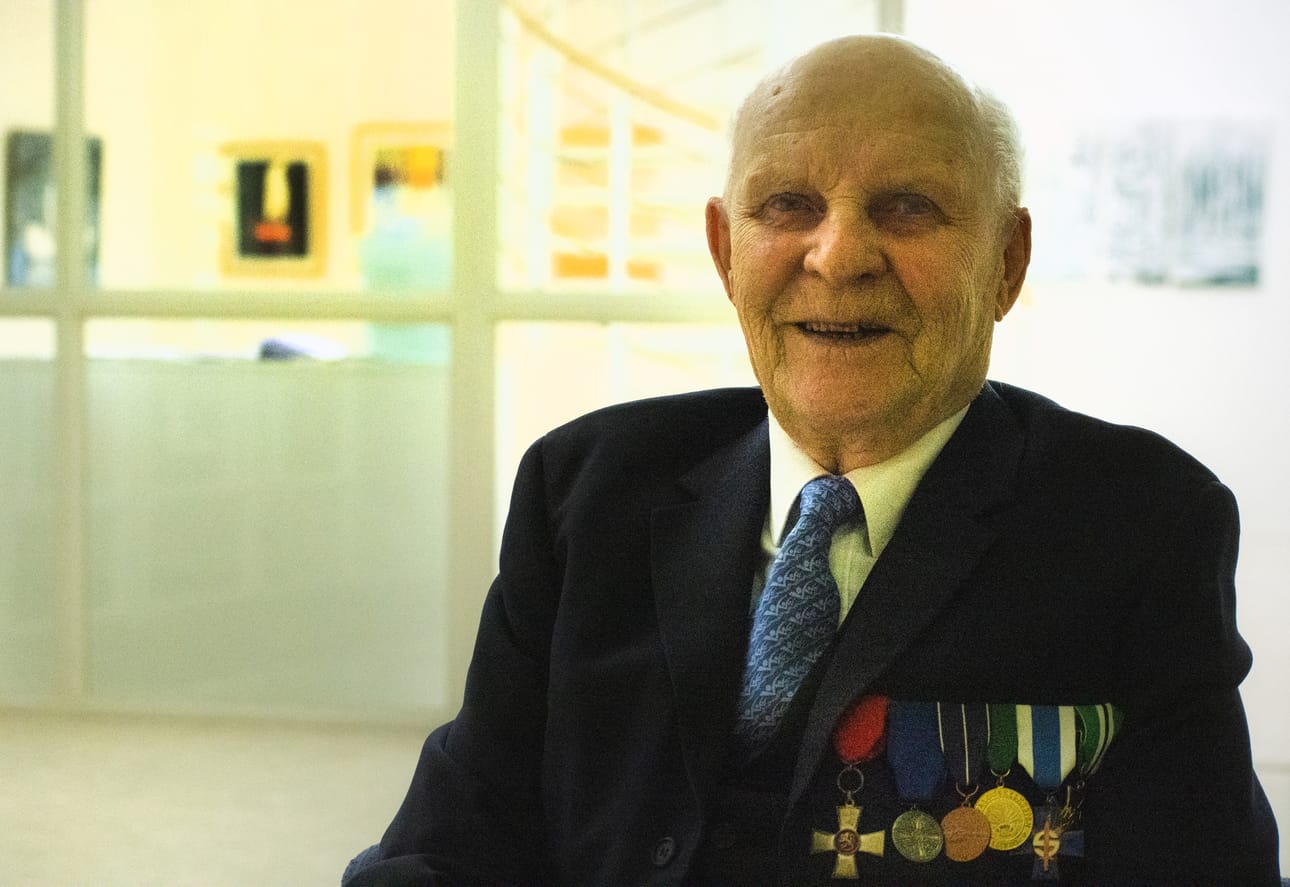 Arvi Keränen oli rintamaveteraanien hupenevasta joukosta yksin juhlistamassa Kuusamon Kansallista veteraanipäivää. Hän täyttää kesäkuussa 95 vuotta.