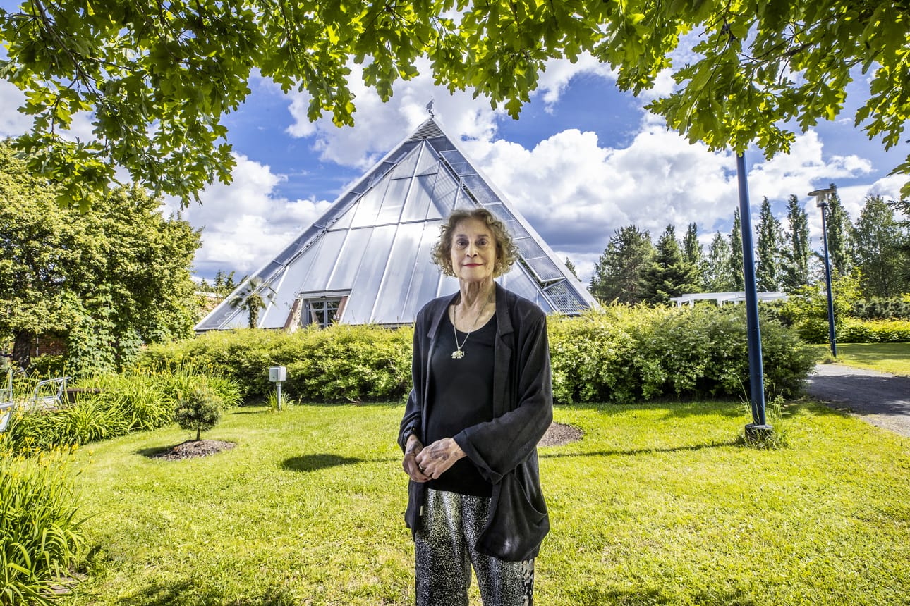 Yhdysvaltalaisfilosofi Martha Nussbaum kuvattiin Oulun yliopiston kasvitieteellisen puutarhan pihalla. Puutarhan tiloissa toimii nykyään myös yleisölle avoin Oulun yliopiston vierailukeskus.