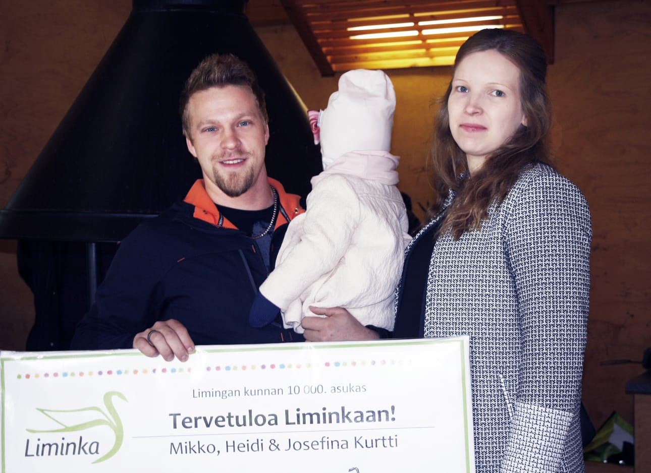 Mikko, Heidi ja Josefiina Kurtti saivat Limingan kunnalta ikimuistoisen tervetuliaislahjan. Lahjaan ovat osallistuneet Sportti-Kukko, Pikku-Riikka, Limingan Viherkeskus, Räihän puutarha ja ravintola Raitin Olohuone.