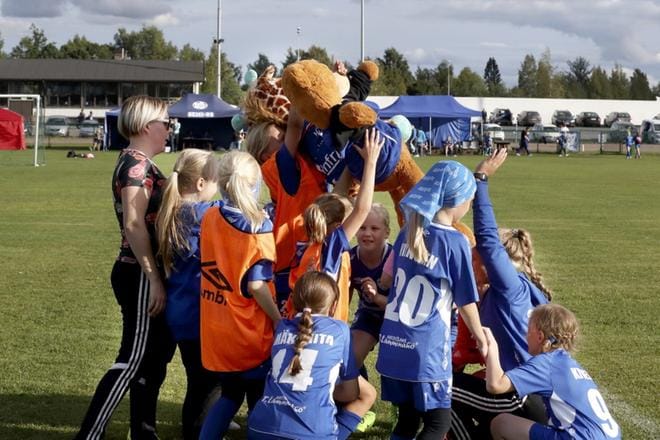 Perinteinen seinäjokelainen naisjalkapalloseura Seinäjoen Mimmiliiga yhdistyy syksyllä SJK-junioreihin ja katoaa seuranimenä kuvasta viimeistään ensi vuonna. Kuva Heikki Hakanen