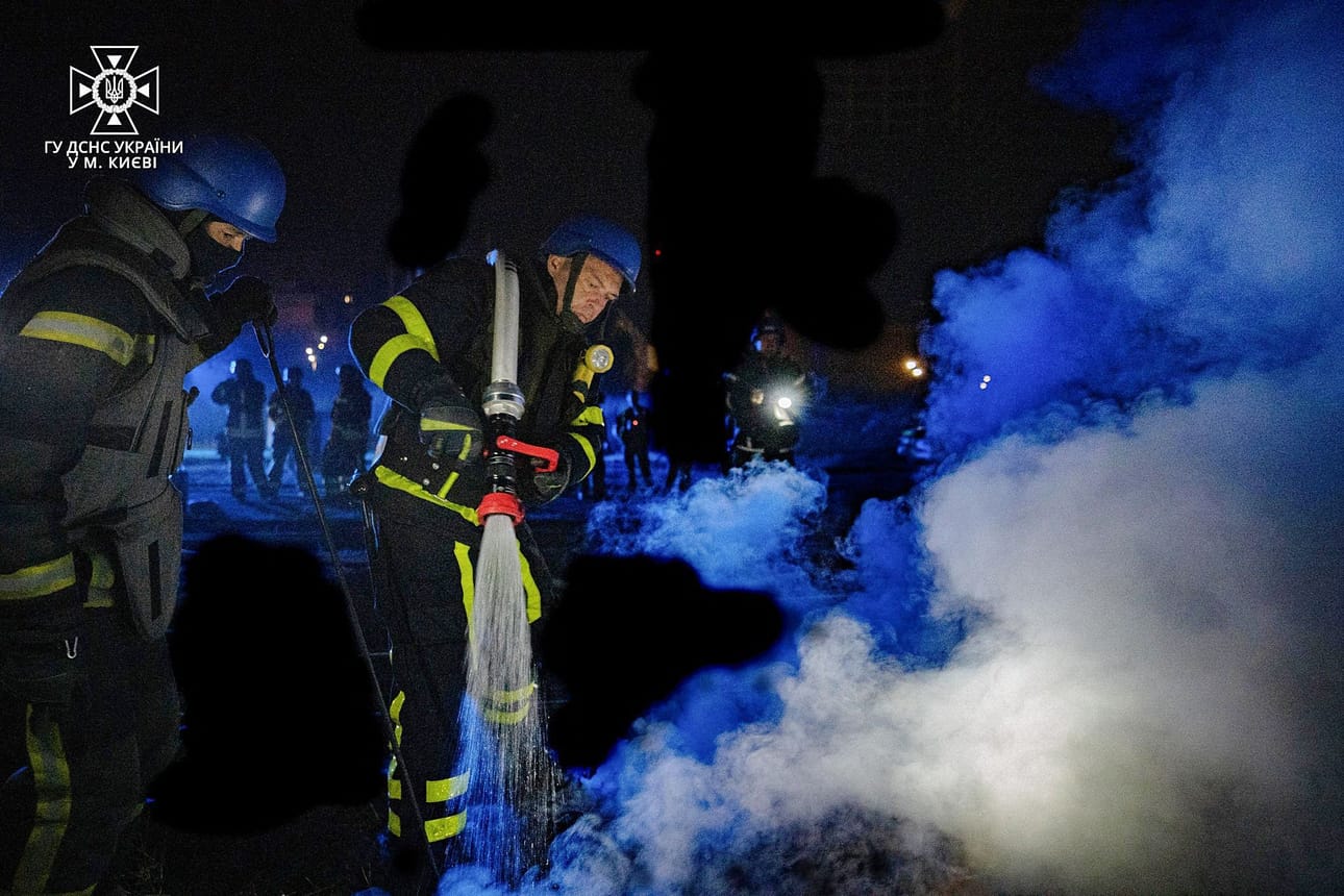 Venäjä hyökkäsi viime yönä lennokeilla Ukrainaan, kertoo Ukrainan armeija. Kuvassa pelastustyöntekijöitä Kiovassa. LEHTIKUVA/AFP/Ukrainan pelastuslaitos