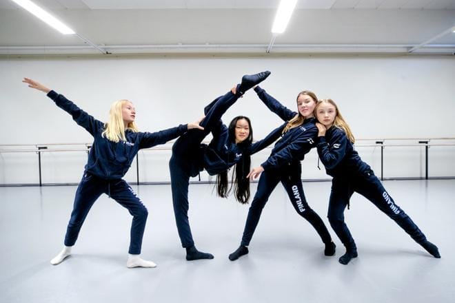 Miloff-tanssiopiston Olivia Istukaissaari, Lotta Jyllilä, Mariel Väliaho ja Nuppu Makkonen edustavat Suomea nykytanssin MM-kisoissa Puolan Varsovassa joulukuussa. KUVAT: JAAKKO ELENIUS