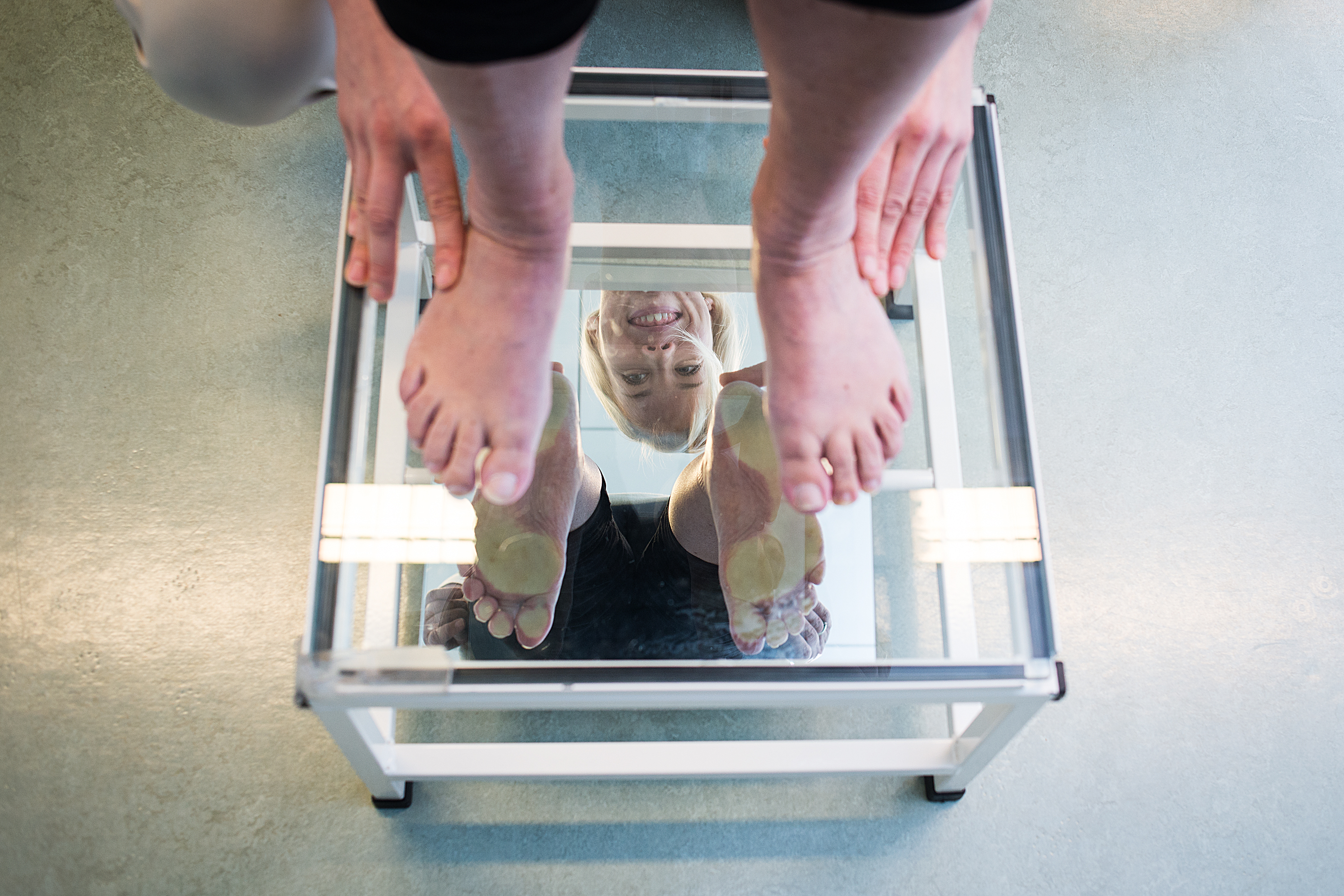 Terveyskeskuksen fysioterapiaosaston kehitystyö on vähentänyt lääkärissäkäyntien ja leikkausten tarvetta. Fysioterapeutti Sanna Kyllönen tutkii asiakkaan holvikaaren tyyppiä jalkapeilin avulla.