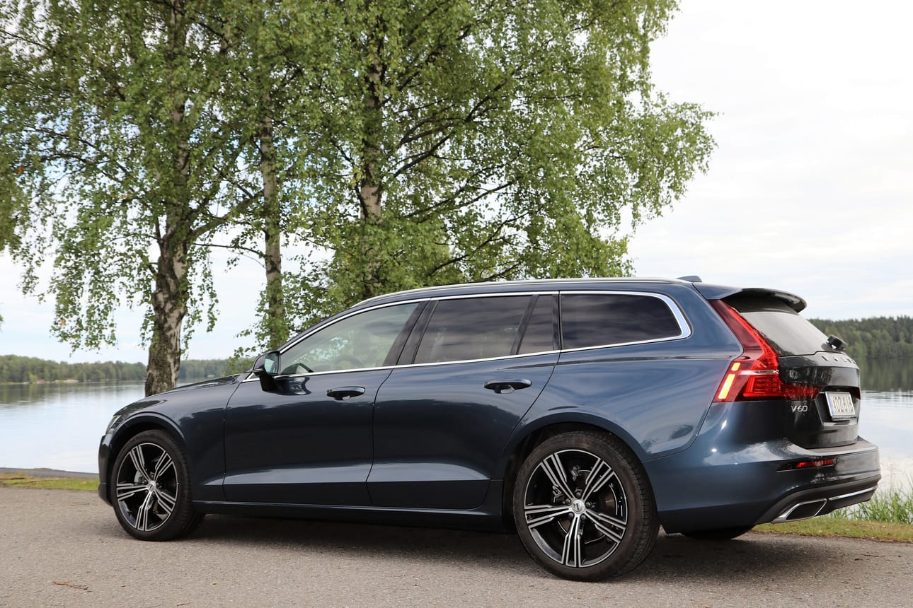 Uudistunut Volvo V60 on venynyt pituutta lähes 13 ja leveyttä 2,5 senttiä. Eniten lisämitasta hyötyvät takapenkkiläiset ja tavaratilan käyttäjät. Linjakas kori on keveän kaunis.