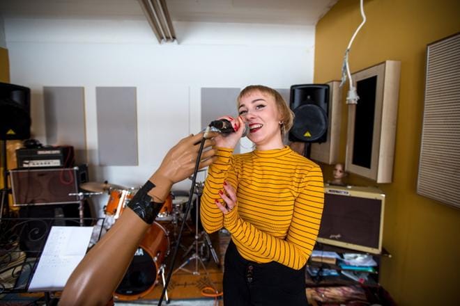 Laihian treenikämppä on tullut tutuksi vuosien varrella useissa kokoonpanoissa laulaneelle Susanna Erkinheimolle. Solistin uusin yhtye on Sussu’s Rock ‘N’ Roll Dream, joka esittää muun muassa Blondien, Heartin ja Led Zeppelinin kappaleita. Bändin ensiesiintyminen on kesällä Kortesjärven Sivuluisurockissa. KUVAT: PAULA KASKIMAA