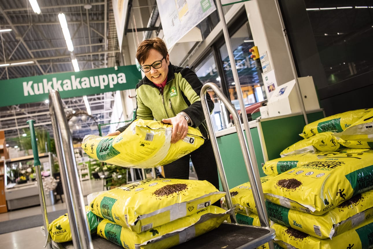 Liukkaat kelit ovat nostaneet hiekoitussepelin ja -murskeen menekkiä. Rovaniemen Kodin Terran kassa- ja palveluvastaava Satu Satta kertoo, että pahimmilla liukkailla tavara ehti hetkeksi loppumaan.