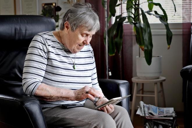 Marketta Eerolalla on nyt kaksi kännykkää. Toinen on hänen varsinainen matkapuhelimensa, toiseen puhelimeen tulevat ne soitot, jotka tulivat ennen lankapuhelimeen. KUVA: HEIKKI HAKANEN