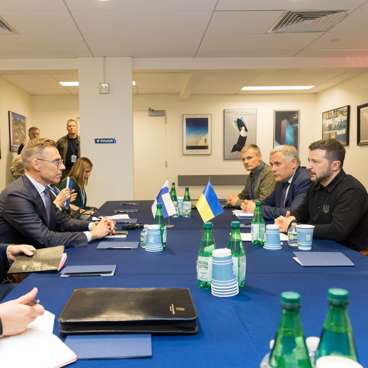 Presidentti Alexander Stubb vakuutti Ukrainan presidentti Volodymyr Zelenskyille, että Suomen tuki Ukrainalle jatkuu. LEHTIKUVA/ handout / Emmi Syrjäniemi, TPK