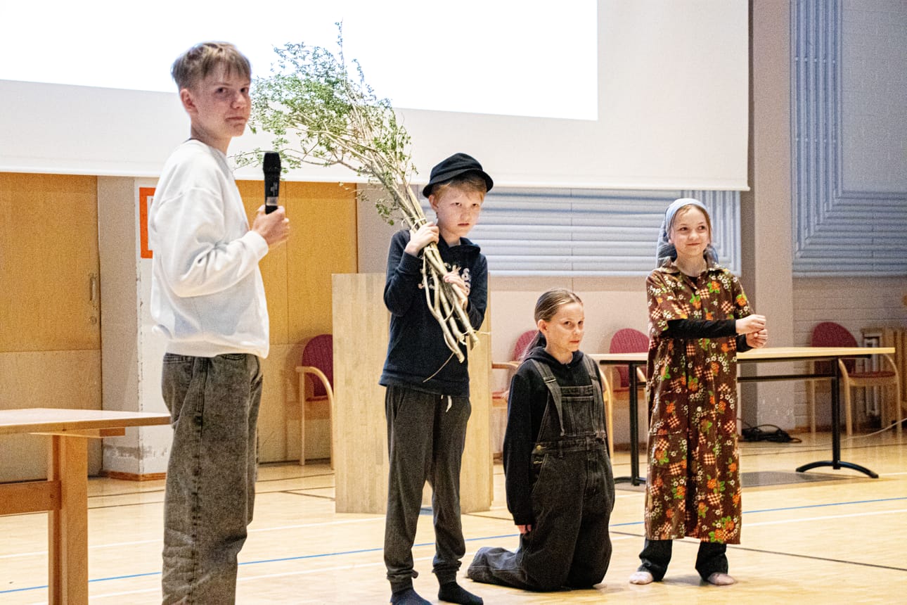 Siikajoenkylän Parkinkiskojien patsas tuli eläväksi Komppalinnan salissa. Patsaasta kertoi Aarne Toppila, rooleissa Oliver Mikkonen, Saila Haho ja Sienna Nikola.