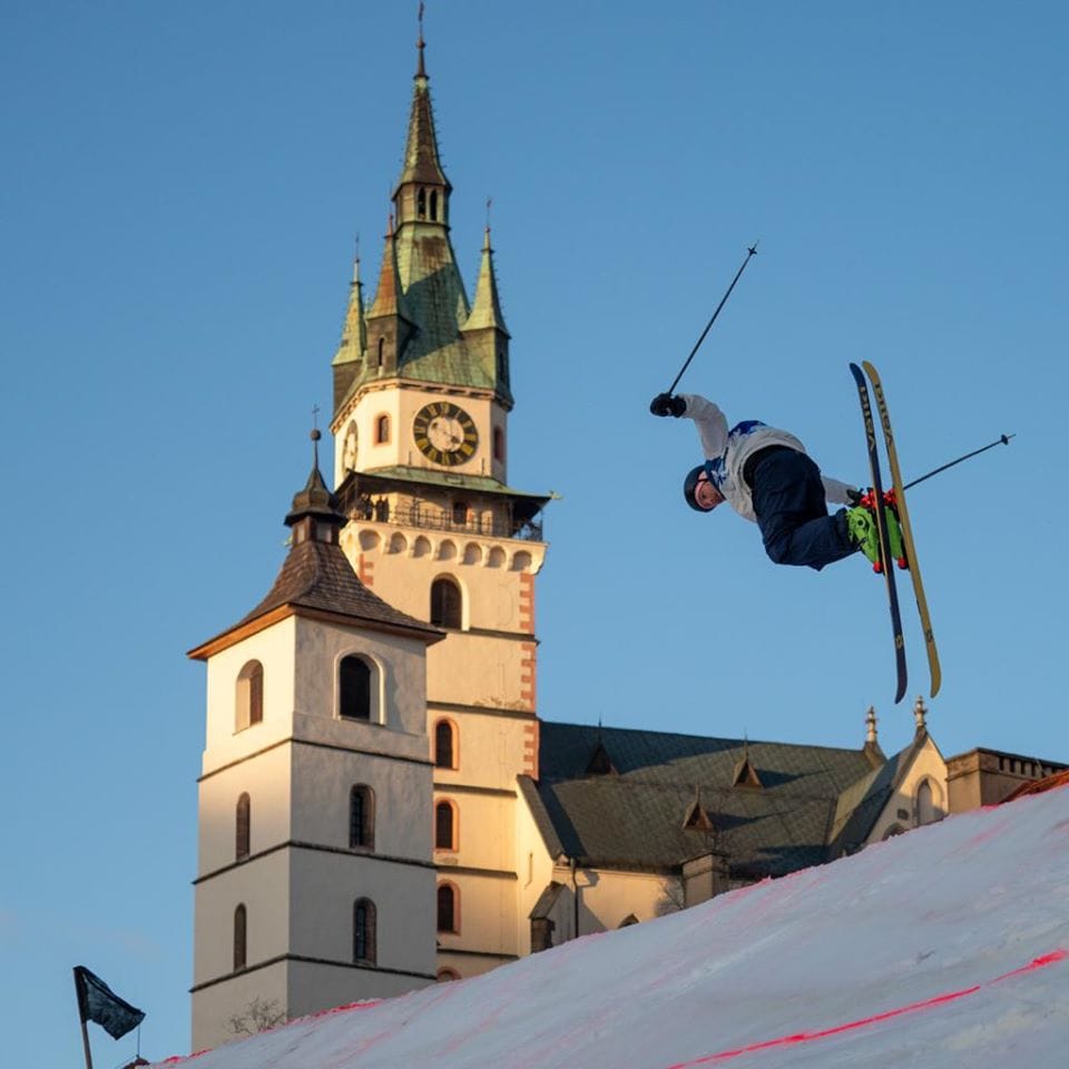 Eurooppa Cupin big air -kisa järjestettiin Kremnican kaupungin keskustassa. Kuvassa Miika Virkki kaupungin kirkon edustalla.