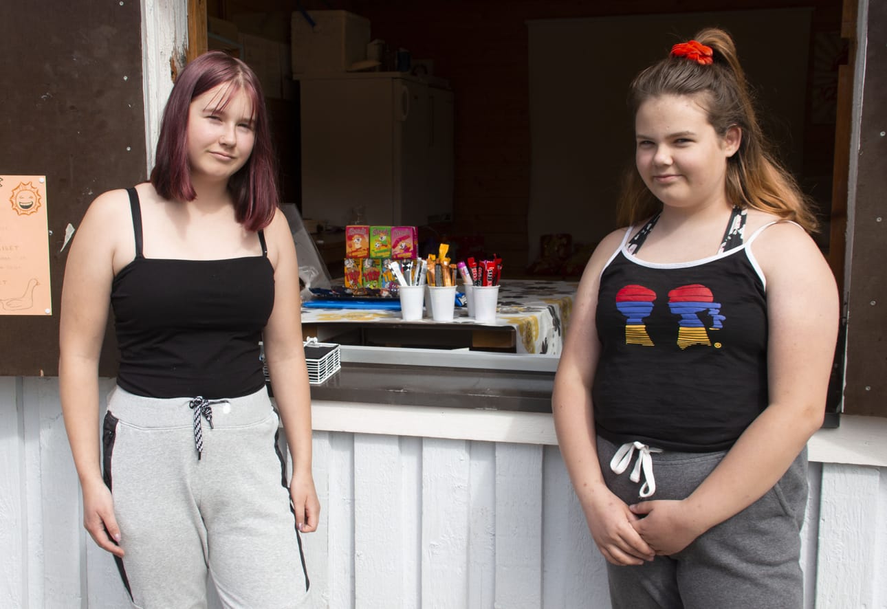 Rantsilan maauimalan kesäkioski on saanut tälle suvelle yrittäjät. Nella Viitanen ja Pieta Konola houkuttelevat asiakkaita herkullisilla vohveleilla.