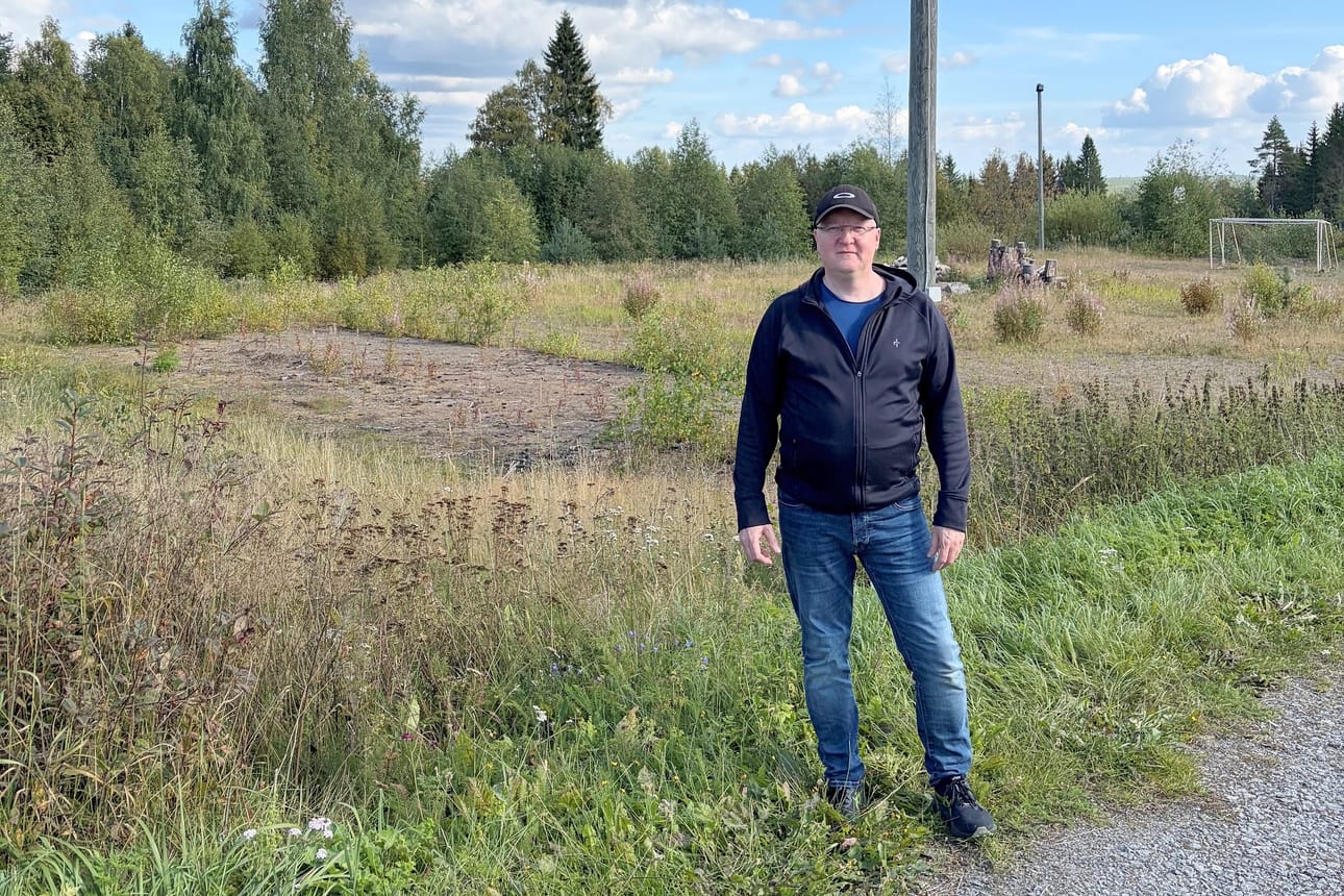 Tomi Tiukkasella on edessä urheilukentän vallanneen kasvuston raivausurakka.