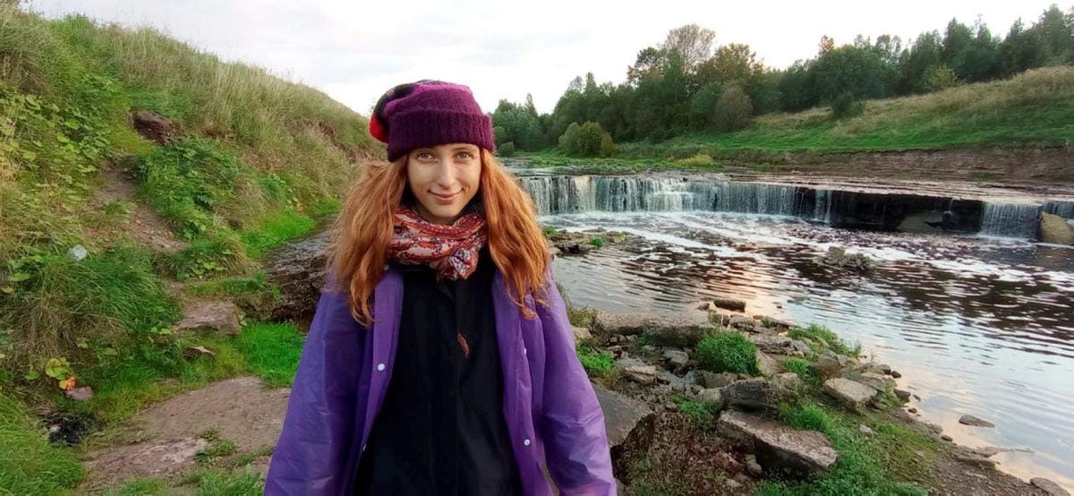 Aleksandra Skotshilenko Pietarissa aiemmin tänä vuonna. Skotshilenko otettiin kiinni huhtikuussa, kun hän oli korvannut kaupassa hintalappuja sodanvastaisilla viesteillä. LEHTIKUVA/STR