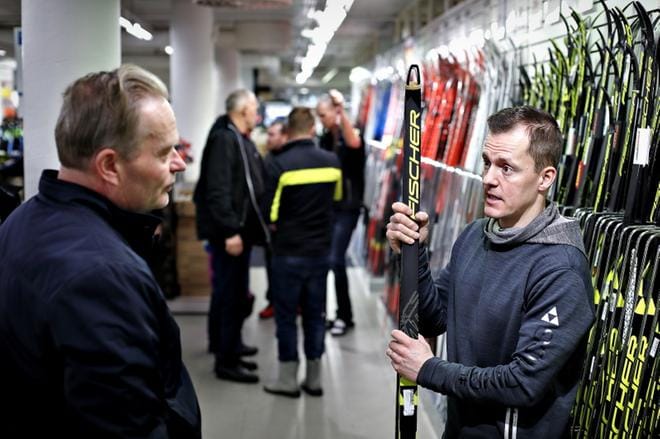 Sami Jauhojärvi valitsi kauhajokelaiselle Ari Rintaniemelle (vas.) sopivan jäykät luistelusukset seinäjokelaisessa urheiluliikkeessä. KUVA: TOMI KOSONEN