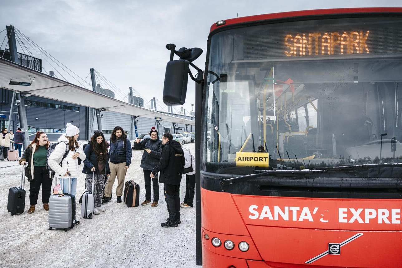 Eurooppalaiset matkailijat ovat täyttäneet koronan tyhjentämät kolot, mutta tupaten täyttä ei ole vieläkään. Nämä ranskalaiset matkailijat saapuivat perjantaina Rovaniemelle viipyäkseen täällä neljä yötä.