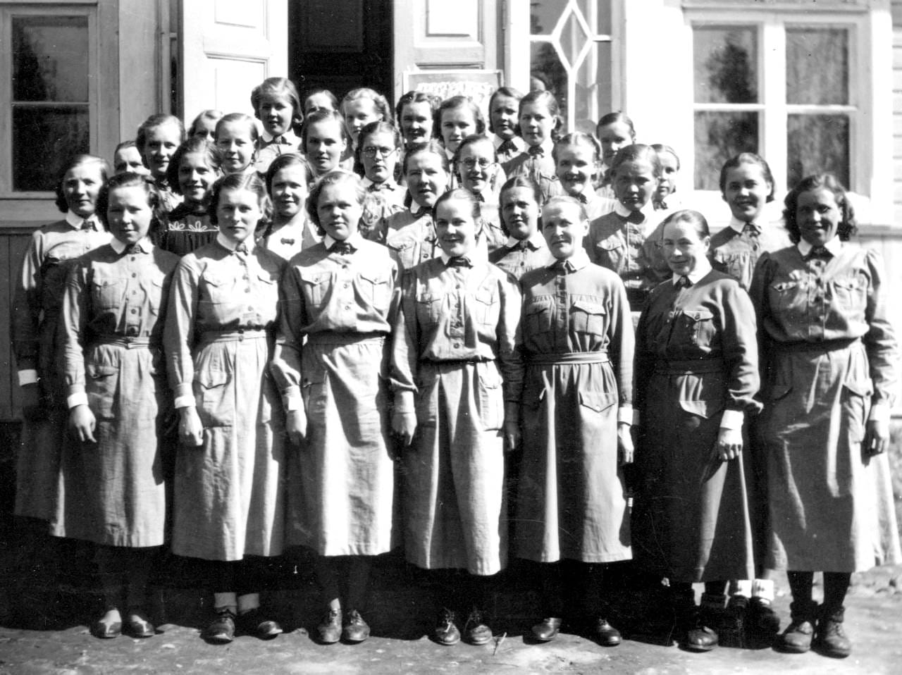 Halsuan lottia lähdössä maaottelumarssille 1941. Eeva Kalliokoski (o.s. Oosi) ylimmällä rivillä ylimpänä auki olevan oven kohdalla.