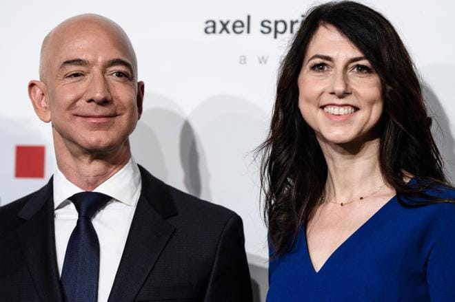 Jeff Bezos kuvattuna vaimonsa MacKenzie Bezosin kanssa Berliinissä huhtikuussa 2018. KUVA: EPA/CLEMENS BILAN
