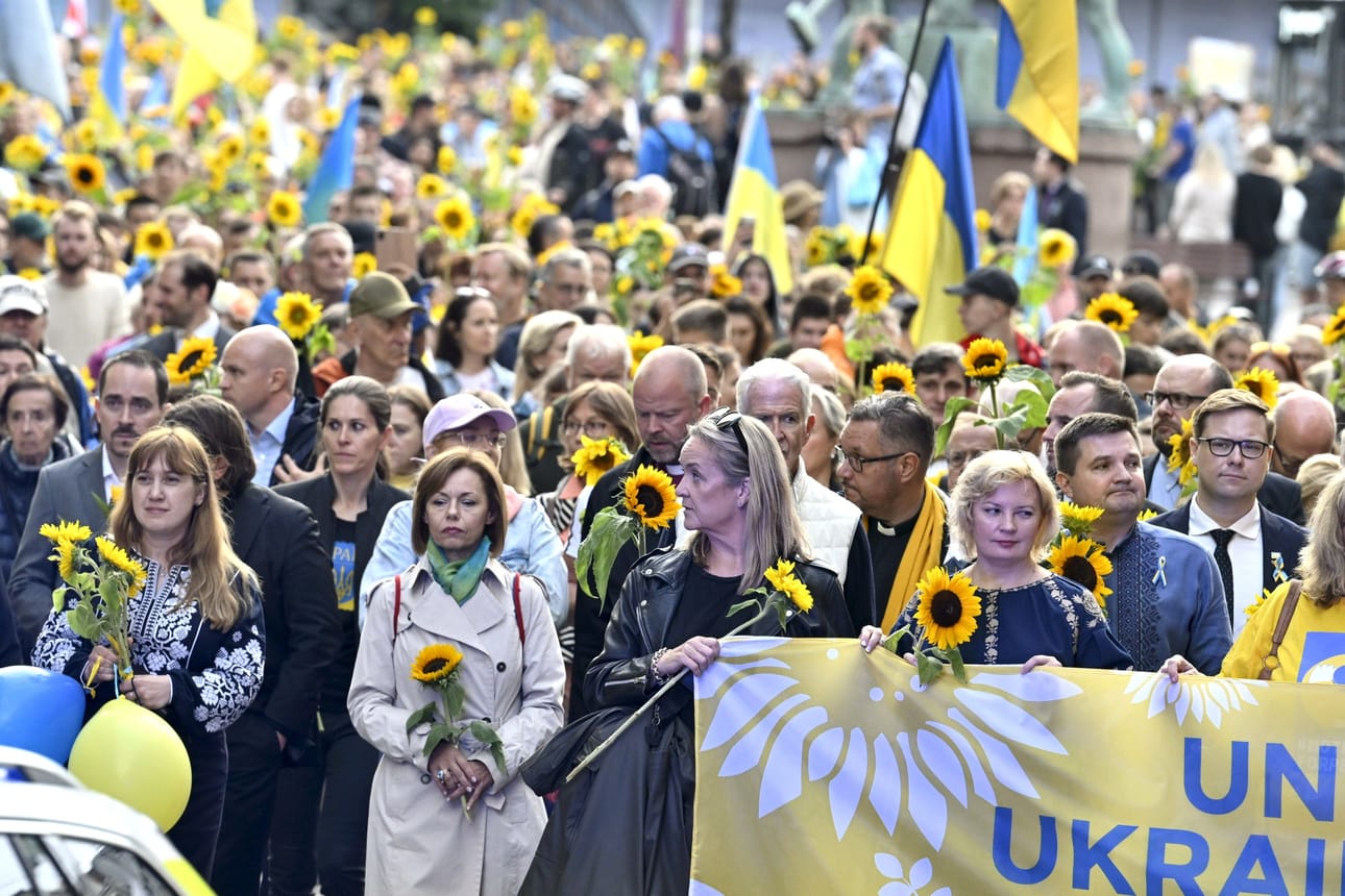 Ukrainalle osoitettava solidaarisuus nauttii Suomessa suurempaa suosiota kuin valtaosassa EU:n maita. Kuva on Helsingistä Ukrainaa tukevasta mielenosoituksesta maan itsenäisyyspäivänä 24. elokuuta. LEHTIKUVA / Heikki Saukkomaa