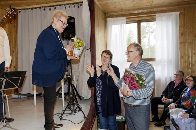Arja Havakka esiintyy Hoivakoti Väinön ja Venlan sisäpihalla kello 13 alkaen. Kuva Havakan konsertista Vehun kylätalolla. ARKISTOKUVA: AARRE LÖYTÖMÄKI