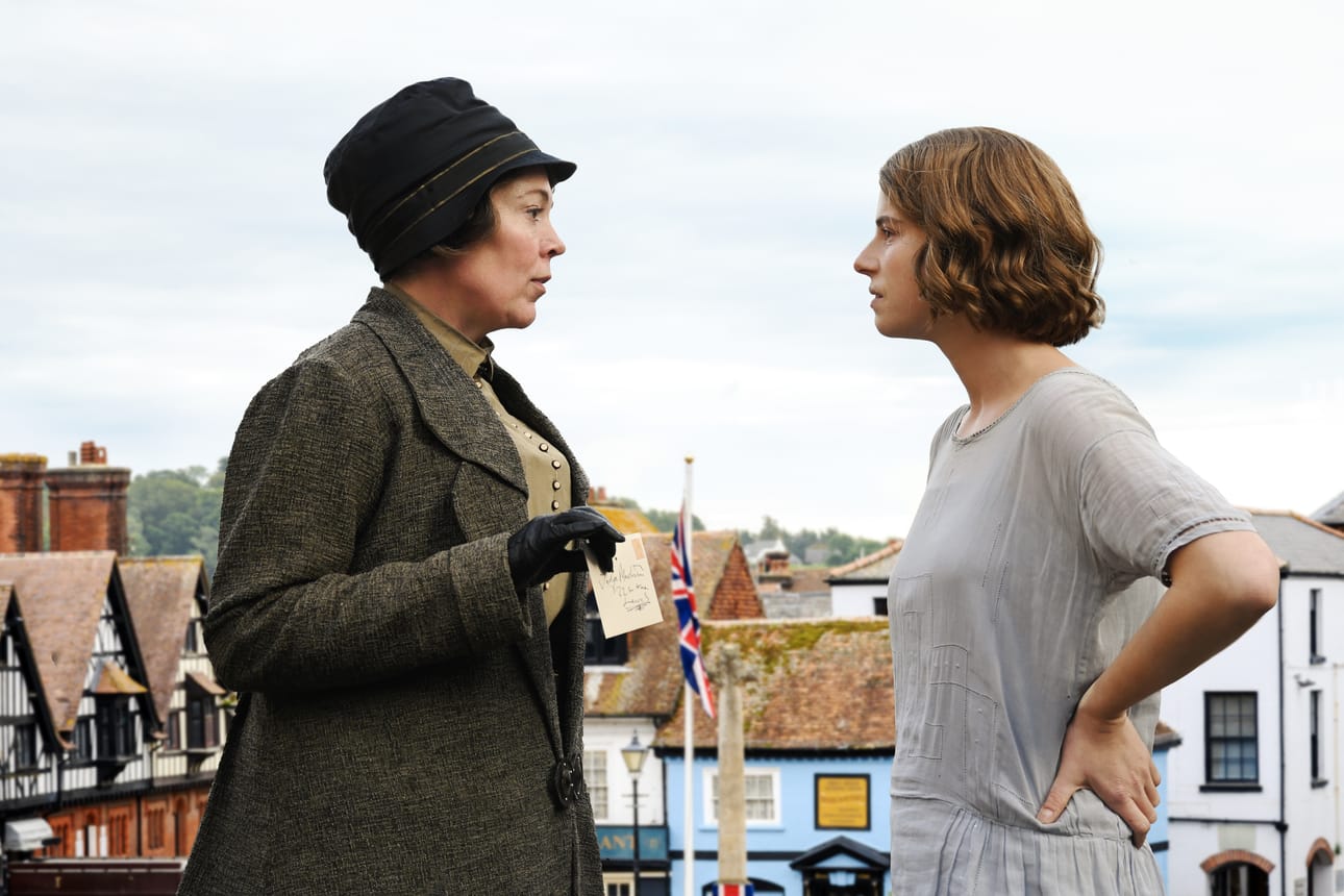 Kun Edith Swan (Olivia Colman, vas.) alkaa saada hävyttömiä kirjeitä, syyttävä sormi osoittaa Roseen (Jessie Buckley).