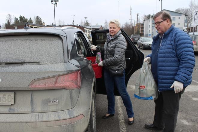 Hilkka ja Lasse Anttila tekevät vapaaehtoistyötä ja auttavat ihmisiä, jotka eivät nyt pysty itse asioimaan kaupassa tai apteekissa. KUVA: REIJO HEIKKILÄ