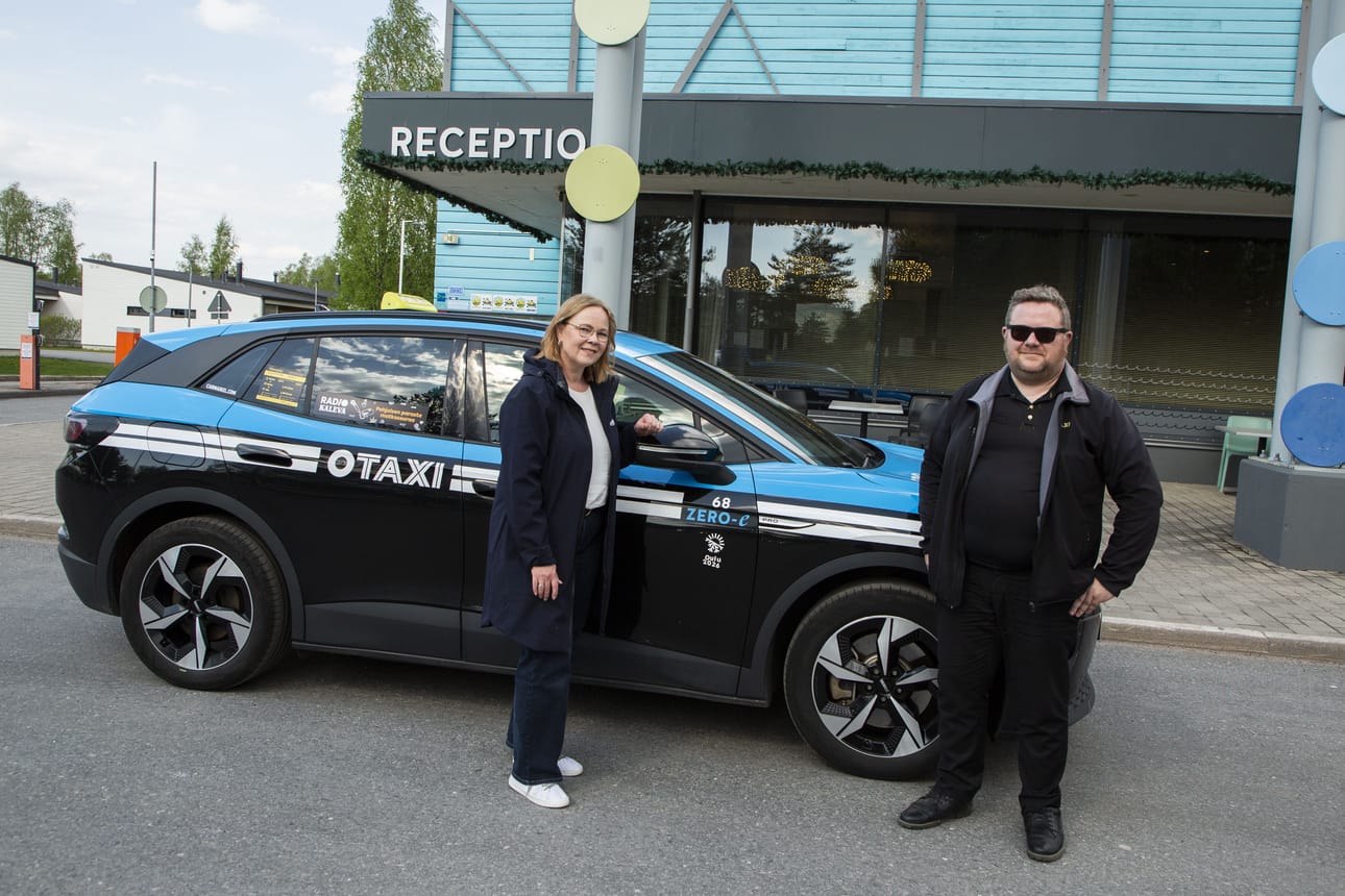 Nallikari Lomakylän asiakkaat saavat kyydin aina Otaxin vähäpäästöisillä Green-autoilla, jotka voi tunnistaa sinisestä väristyksestään. Sopimus on osa yrityksen vastuullisen matkailun tavoitteita.