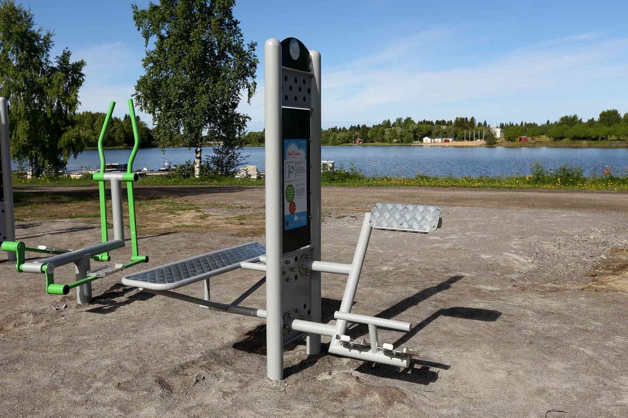 Merimuseon puistossa on neljä kuntolaitetta. Selkä- ja vatsapenkki vahvistavat lihaskuntoa, kun helppokäyttöiset crosstrainer ja air walker parantavat liikkuvuutta ja hapenottokykyä.